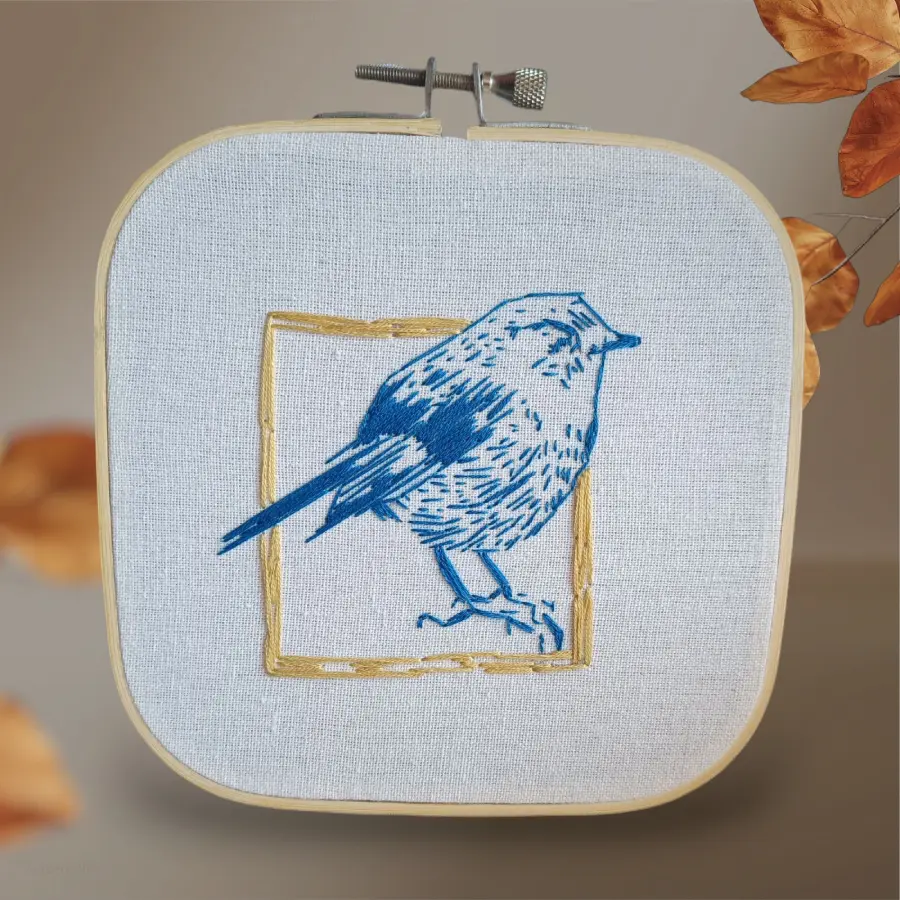 Petit oiseau broder en bleu avec un effet de linogravure