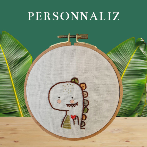  Image d'une broderie sur tambour avec un petit dinosaure tenant un coeur