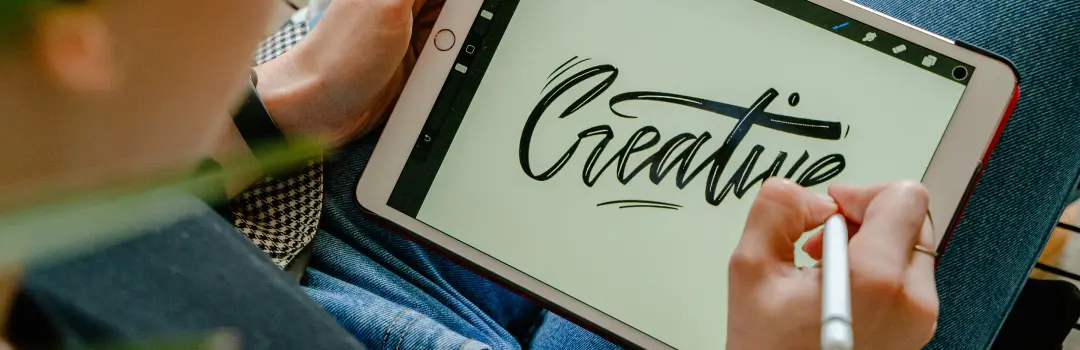 Dessin sur tablette avec écrit Creative